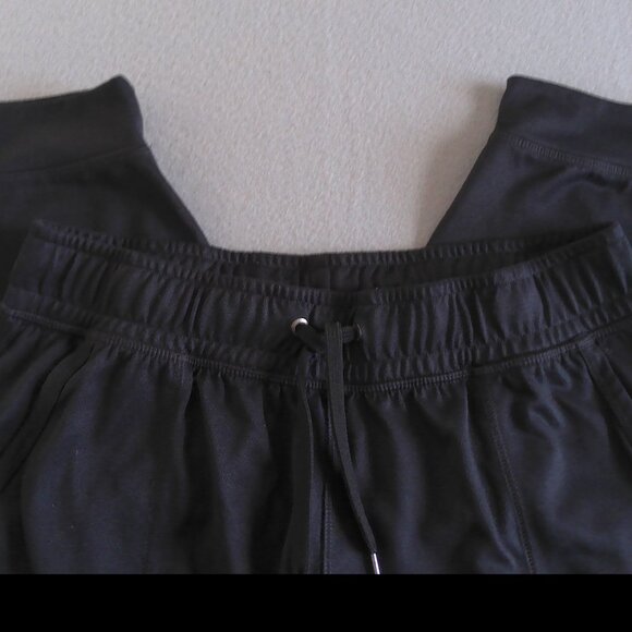 UNDER ARMOR Women's Athletic Capri Pants, size-Sm, Black, Elastic/tie waistband - Picture 5 of 11